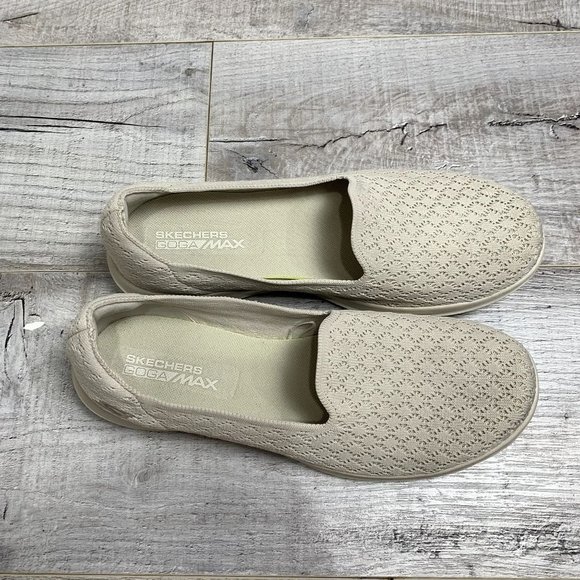 Skechers Womens Cream GOGA MAX Slip On Sneaker Size 9.5 Gen 5 Knit NEW - Picture 7 of 10
